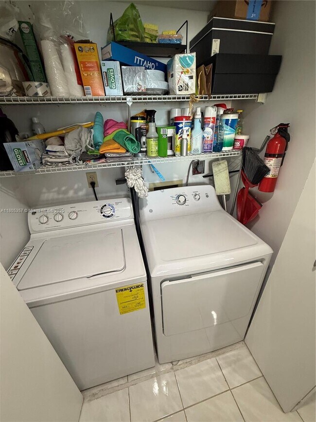 Building Photo - 540 Brickell Key Dr