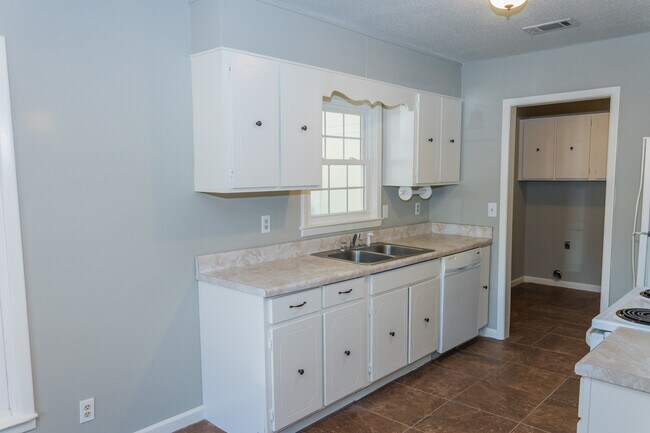 Building Photo - 3 Bed 1.5 Bath