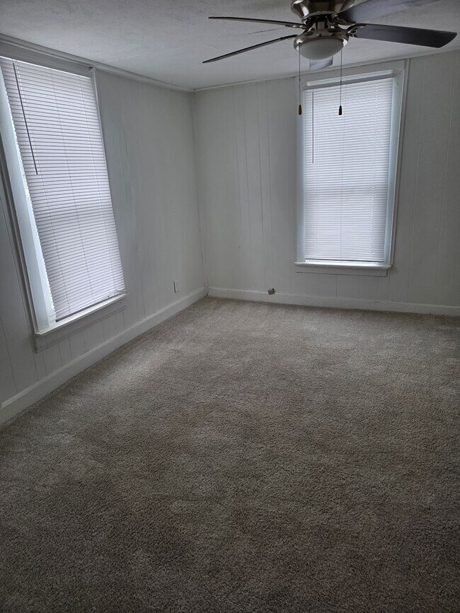 Building Photo - 547 E Union St