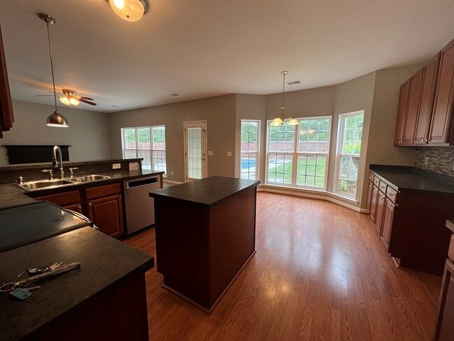 Building Photo - 570 Batty Way