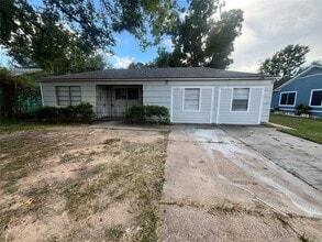 Building Photo - 7418 Saunders Rd