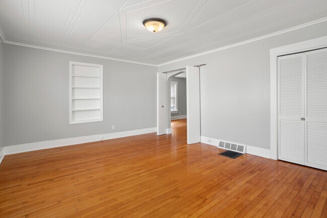 Building Photo - 617 W 8th Ave