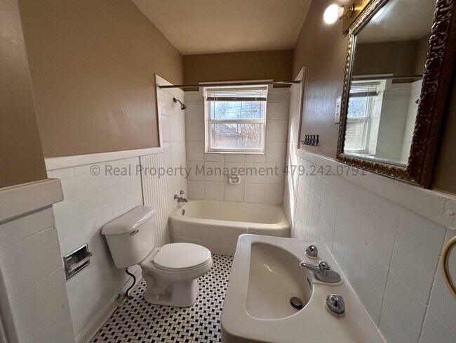 Building Photo - Nice 2 Bedroom 1 Bath Duplex in Park Hill ...