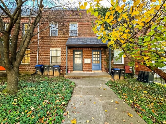 Primary Photo - Ideal 1 Bed 1 Bath Unit with Fenced Yard I...