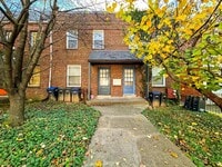 Building Photo - Ideal 1 Bed 1 Bath Unit with Fenced Yard I...