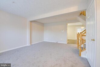Building Photo - 9307 Vanguard Ct