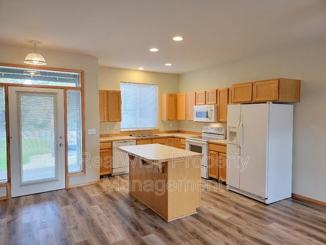 Building Photo - 1085 Golden Pheasant Dr