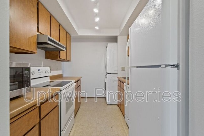 Building Photo - 250 Cervantes Cir