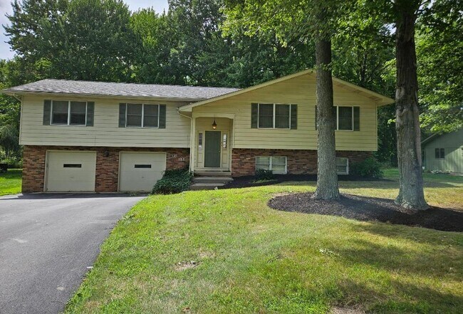 Primary Photo - 127 Amy Pl