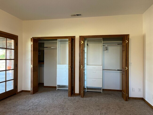 Building Photo - 18655 Oak Ridge Ln