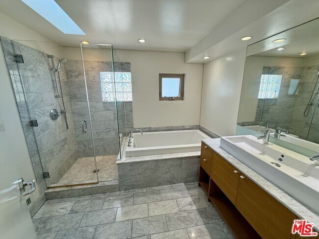 Building Photo - 530 N Larchmont Blvd