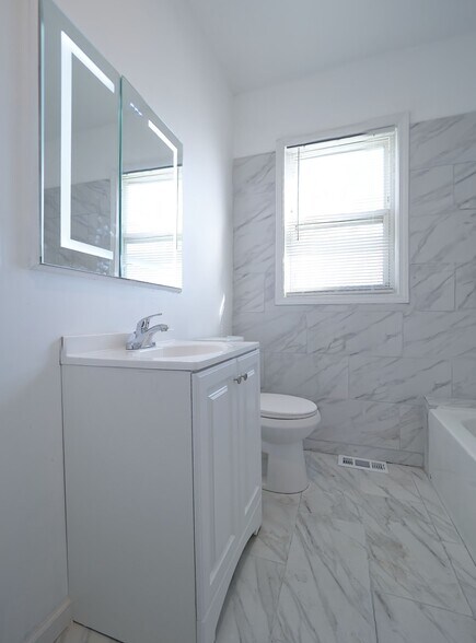 Building Photo - 5004 W Armitage Ave