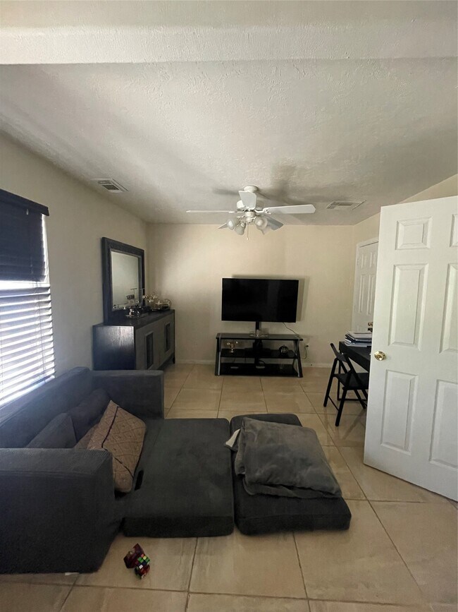 Building Photo - 26864 Calgary Pointe Dr