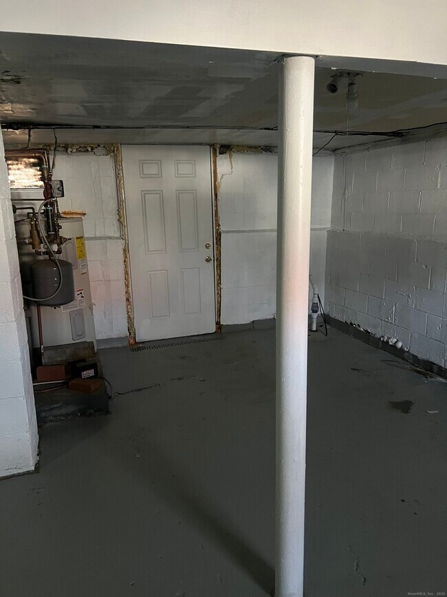 Building Photo - 565 Hart St