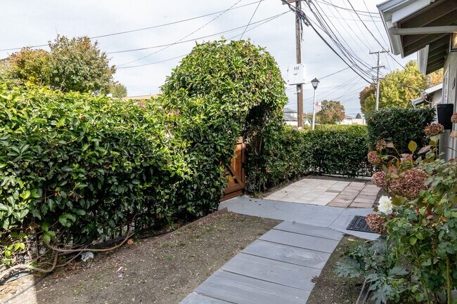 Building Photo - 1000-1006 Tilton