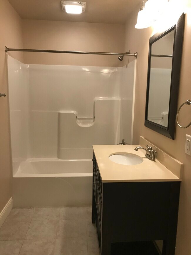 Full master bathroom with tub and shower surround. - 113 Scenic Dr