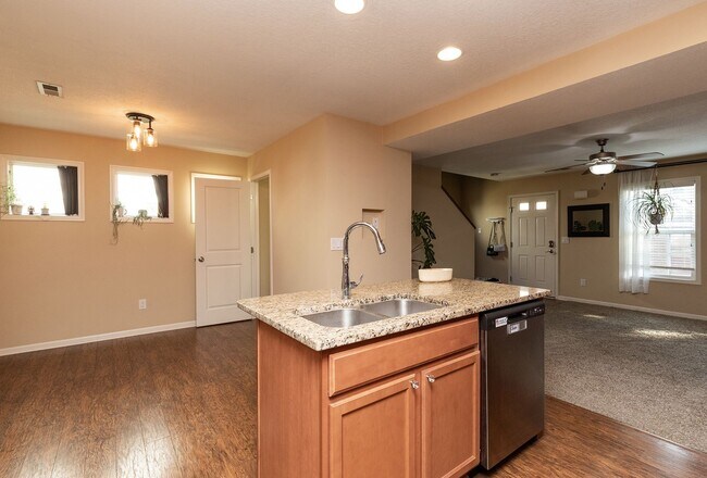 Building Photo - END UNIT!!  3 Bedroom, 2.5 Bathroom Townhome in West Des Moines!