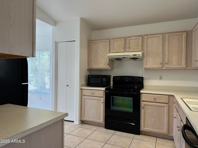 Building Photo - 2326 E Aire Libre Ave