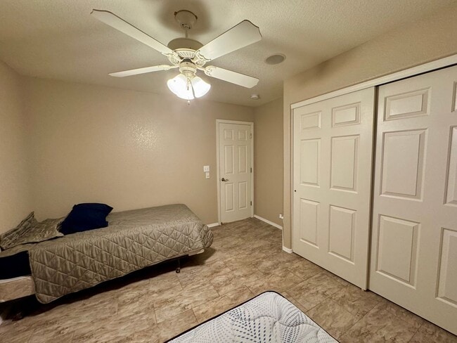 Building Photo - Don't miss this beutiful home with a  pool and mountain views