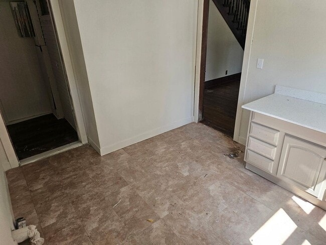 Building Photo - Large Victorian home in Aurora