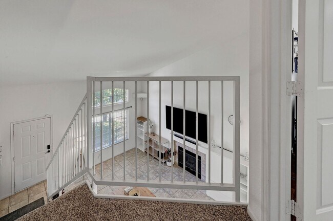 Building Photo - 2 Bedroom Condo w/ Patio & 1 Car Attached ...