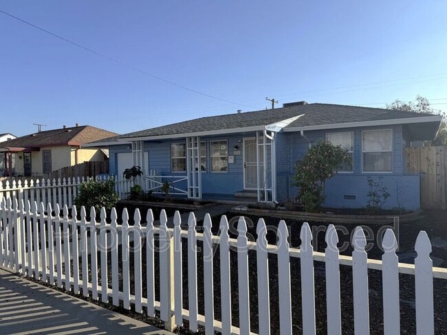 Building Photo - 632 Fir St