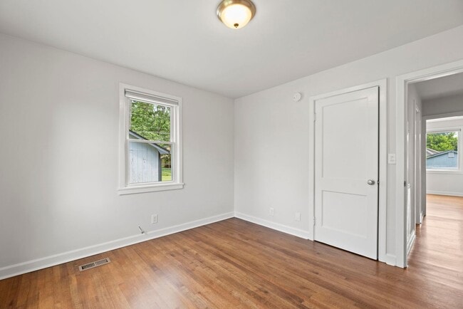 Building Photo - Knoxville 37909 - 3 bedroom 2 bath - call ...
