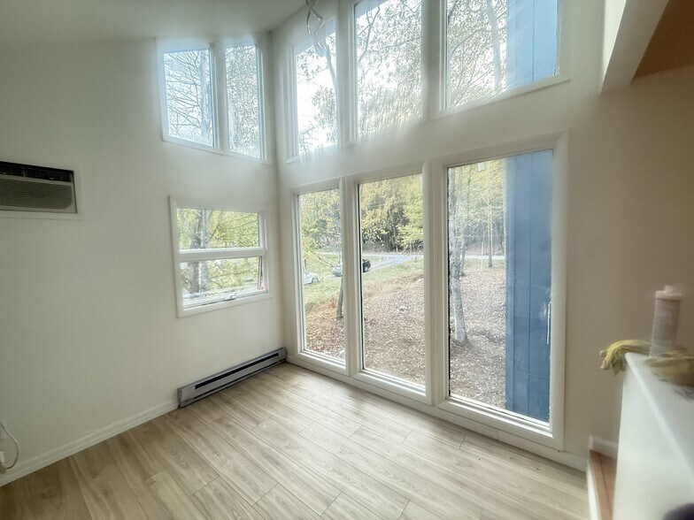 Building Photo - 1049 Alpine Dr