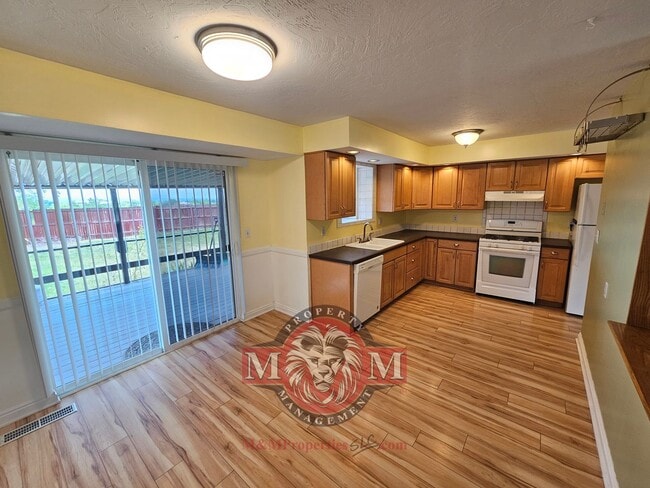 Building Photo - 5 Bd 3 Bath Home Cottonwood Heights