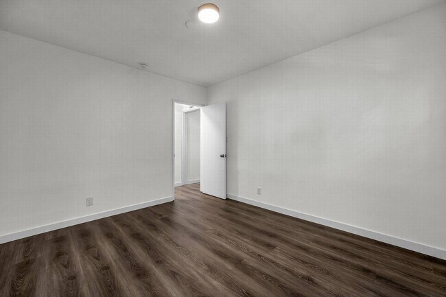 Building Photo - Large 1 bedroom with new floors!