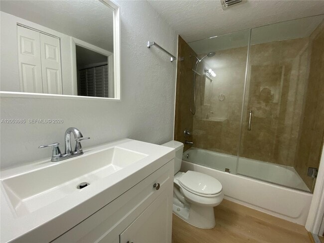 Building Photo - 9350 Fontainebleau Blvd
