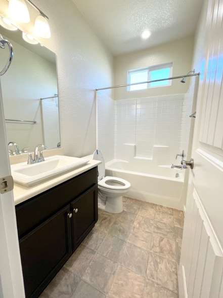 Building Photo - 658 Arlington Wy