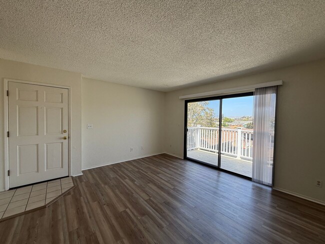 Building Photo - Quail Meadows Upstairs Condo with Easy Access to 101 Frwy/VSFB
