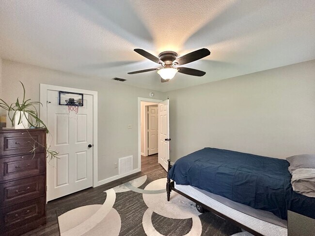 Building Photo - Updated 3-Bedroom 2.5 Bath Retreat in Whit...