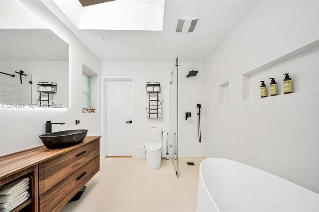 Building Photo - 1010 Placetas Ave