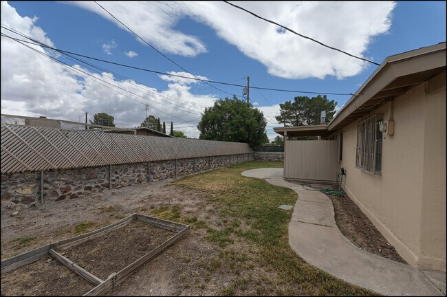 Building Photo - 4109 Roxbury Dr