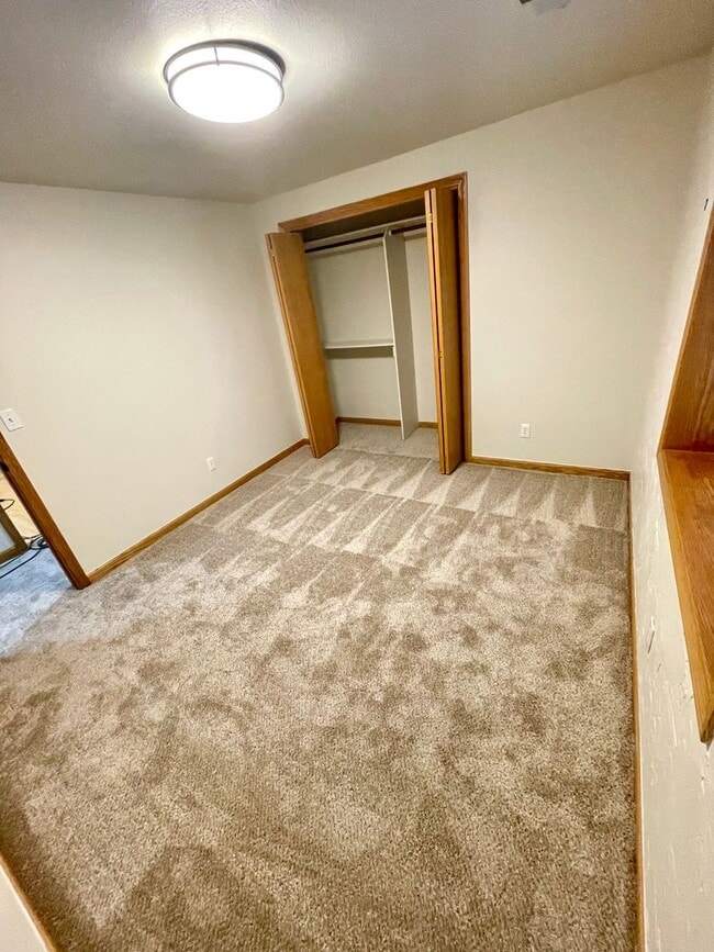 Building Photo - 201 Manor Ct