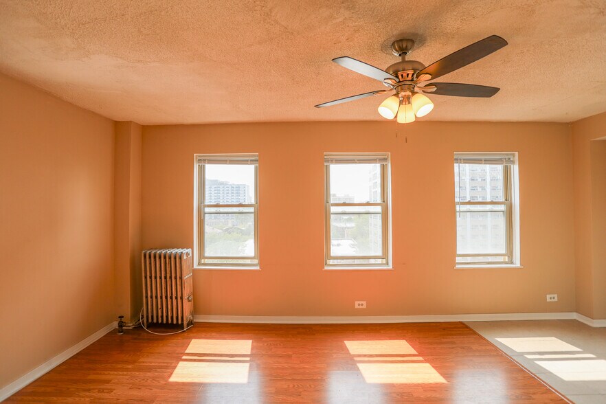 Building Photo - 911 W Lawrence Ave