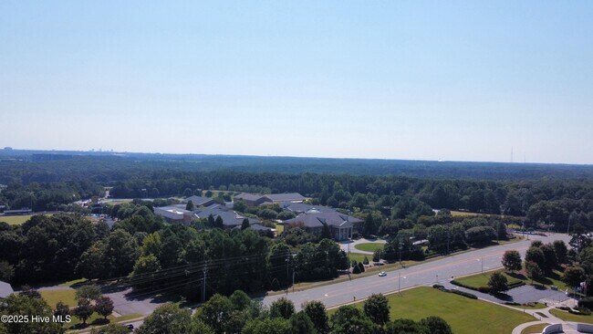 Building Photo - 115 Rock Pointe Ln