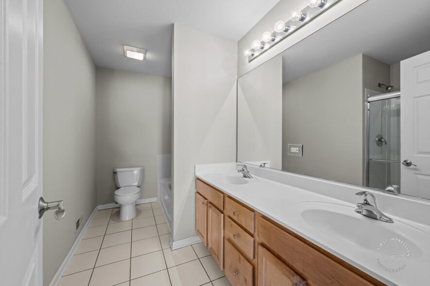 Building Photo - 628 Lincoln Station Dr