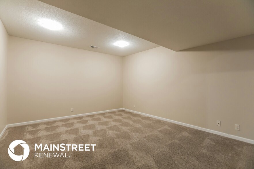 Building Photo - 592 S Walnut St