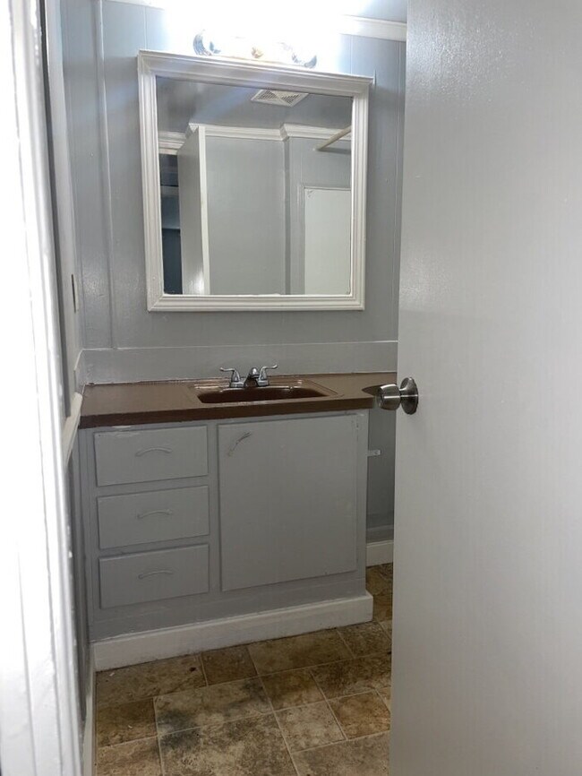 Building Photo - "Charming Greenville Retreat: Cozy 3-Bed, 2-Bath Home at 18 Whitehorse Rd Ext.!"