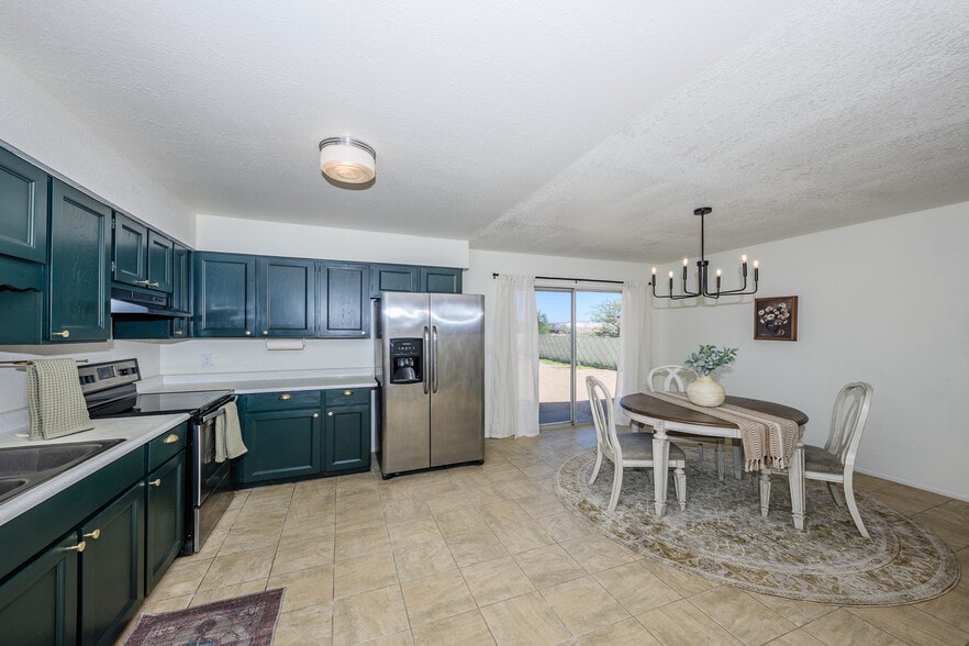 Bright Kitchen - 785 E Country Club Dr