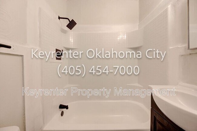 Building Photo - 4913 N Willow Ave