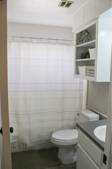 Building Photo - 6406 NW Arrowhead Dr