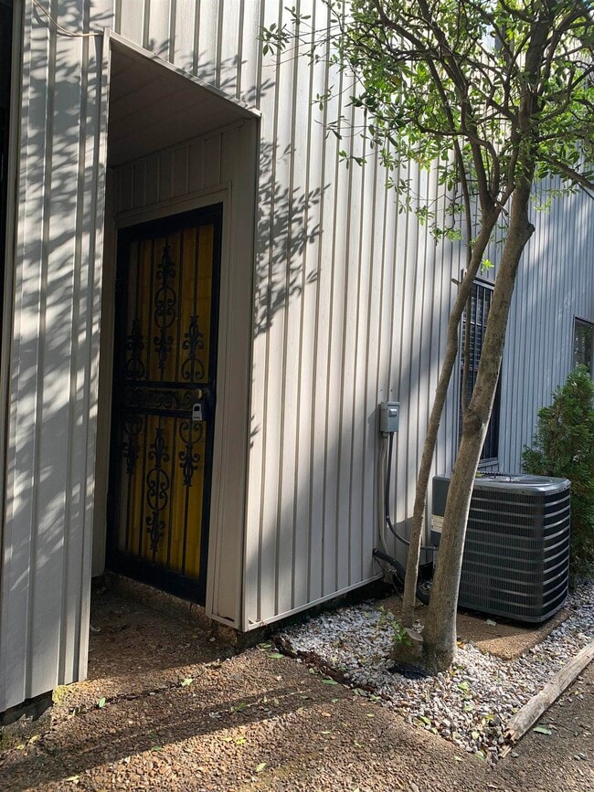 Building Photo - 154 N Auburndale St