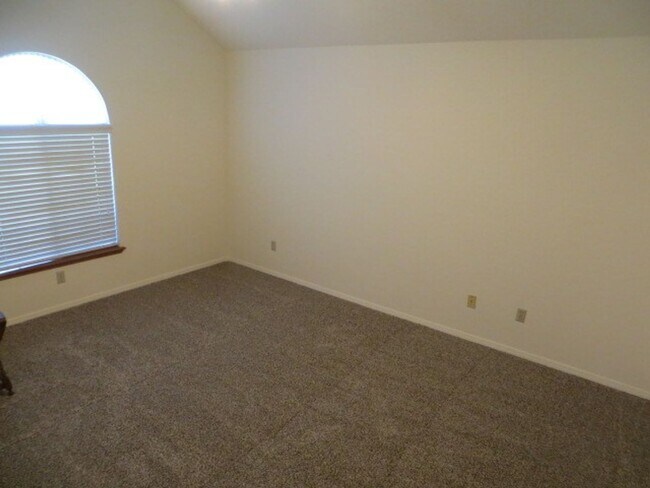 Building Photo - North Fresno Home, 3BR/2BA, Built 1989 - Lots of Amenities!