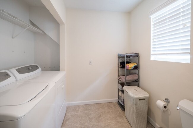 Building Photo - Immaculate 3 bedroom 2 bath bungalow at Oc...