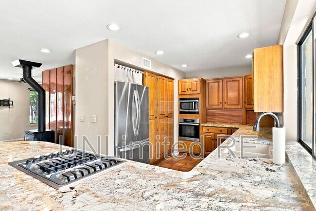 Building Photo - 2700 W Lynette Dr