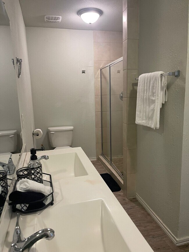 Building Photo - 2010 Caplin St